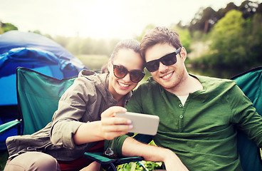 Image showing couple of travelers taking selfie by smartphone