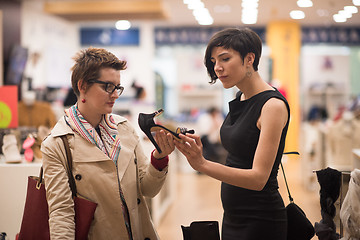 Image showing best friend shopping in big mall