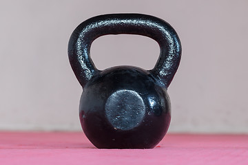 Image showing Black kettlebell ina gym