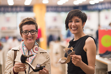 Image showing best friend shopping in big mall