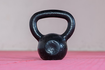 Image showing Black kettlebell ina gym