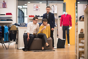 Image showing group of best friend shopping in big mall