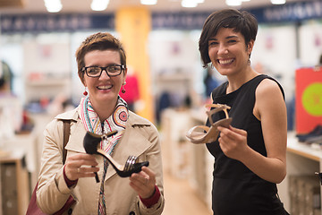 Image showing best friend shopping in big mall