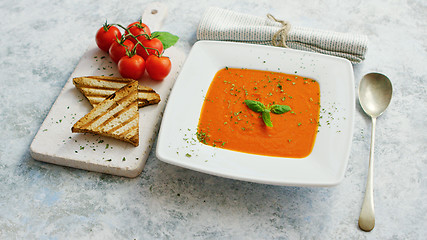 Image showing Tomato soup served with crisp bread