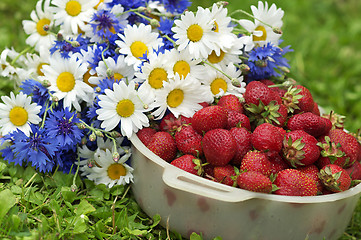 Image showing Daisies and strawberries