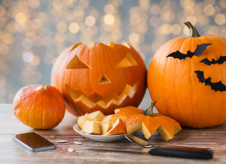 Image showing halloween jack-o-lantern, pumpkins and smartphone