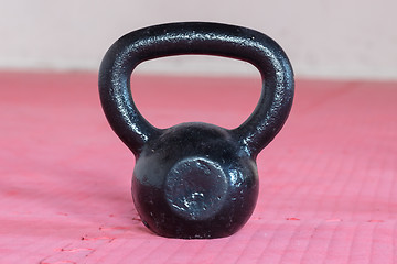 Image showing Black kettlebell ina gym