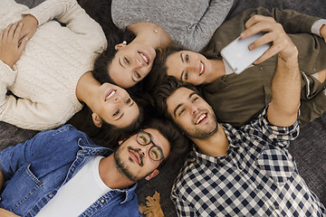Image showing Friends making a groupe selfie