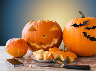 Image showing halloween jack-o-lantern, pumpkins and smartphone