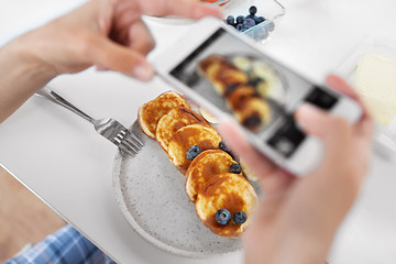 Image showing hands with smartphones photographing food