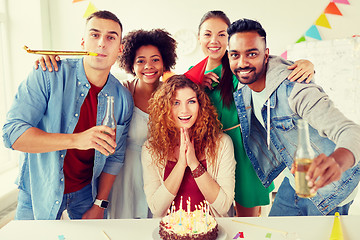 Image showing happy coworkers with cake at office birthday party