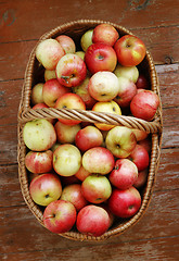 Image showing Bright tasty ripe apples in a basket 