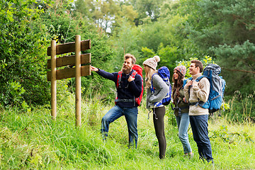 Image showing hiking friends with backpacks at signpost