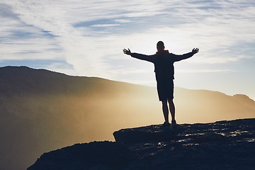 Image showing Tourist on the edge of cliff