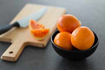 Image showing close up of fresh oranges in bowl on kitchen table