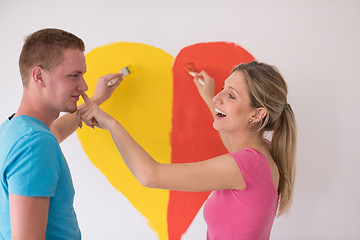 Image showing couple are painting a heart on the wall