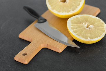 Image showing close up of lemon and knife on cutting board