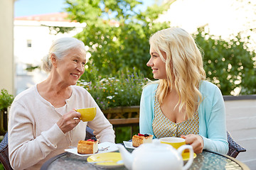 Image showing daughter with senior mother drinking tea at cafe