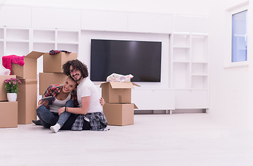 Image showing young couple moving  in new house