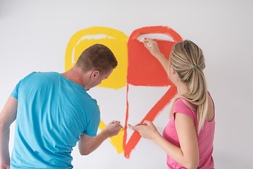 Image showing couple are painting a heart on the wall