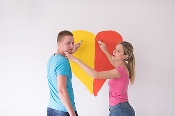 Image showing couple are painting a heart on the wall