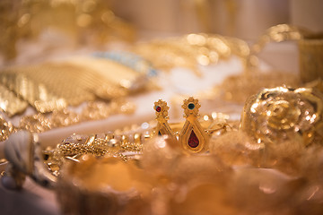 Image showing gold jewelry in the shop window