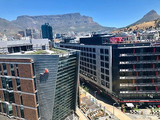 Image showing Cape Town waterfront overlooked by Table Mountain