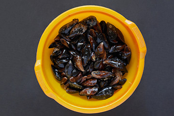 Image showing Top view raw sea mussels in yellow bowl