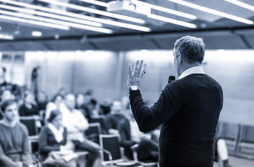 Image showing Sturtup expert giving talk at business event workshop.