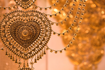 Image showing gold jewelry in the shop window