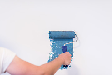 Image showing Decorator\'s hand painting wall