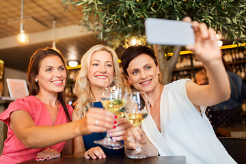 Image showing women taking selfie by smartphone at wine bar