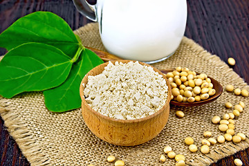 Image showing Flour soy in bowl with soybeans and leaf on sacking