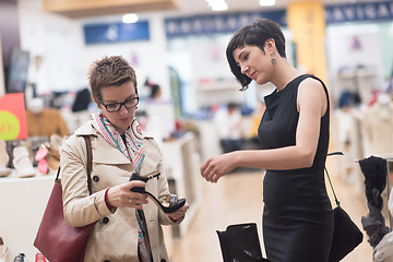 Image showing best friend shopping in big mall