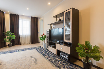 Image showing The interior of a spacious living room in the apartment