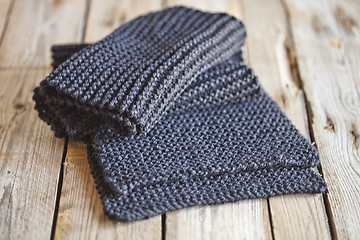 Image showing knitted dark grey scarf 