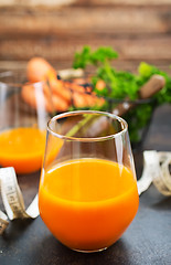 Image showing carrot juice and fresh carrot