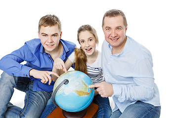 Image showing father with children looking at earth globe