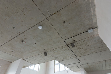 Image showing Concrete ceiling in a new building, fire sensor