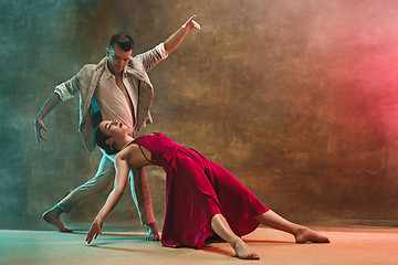 Image showing Flexible young modern dance couple posing in studio.