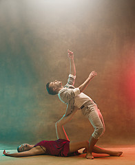 Image showing Flexible young modern dance couple posing in studio.