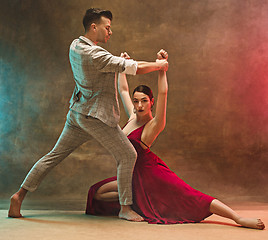 Image showing Flexible young modern dance couple posing in studio.