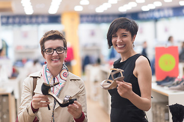 Image showing best friend shopping in big mall