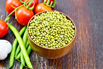 Image showing Mung beans  in bowl with vegetables on dark board