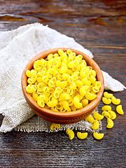 Image showing Elbow macaroni in bowl on dark board