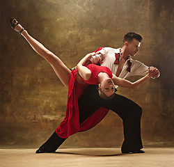 Image showing Flexible young modern dance couple posing in studio.