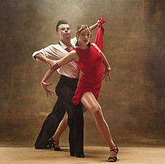 Image showing Flexible young modern dance couple posing in studio.