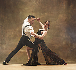 Image showing Flexible young modern dance couple posing in studio.