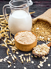 Image showing Flour oat in bowl with grain on board