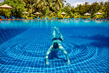 Image showing Man under water in a swimming pool